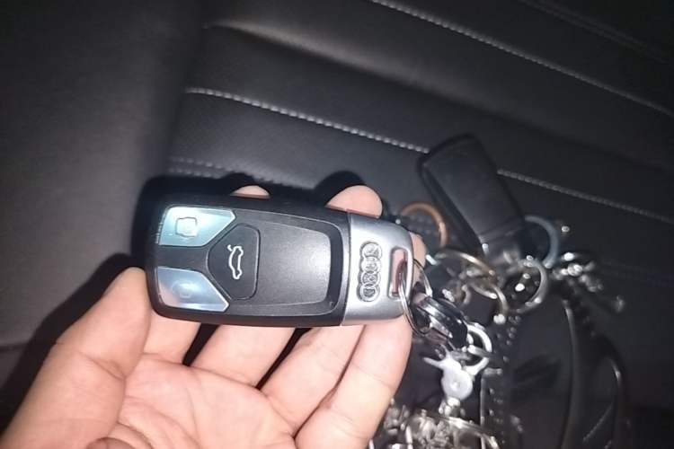 Used Audi Q5L 2022 40T Fashionable and Elegant Model Vehicle Key