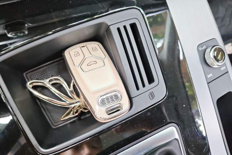 Used Audi Q5L 2022 40T Fashionable and Dynamic Model Vehicle Key