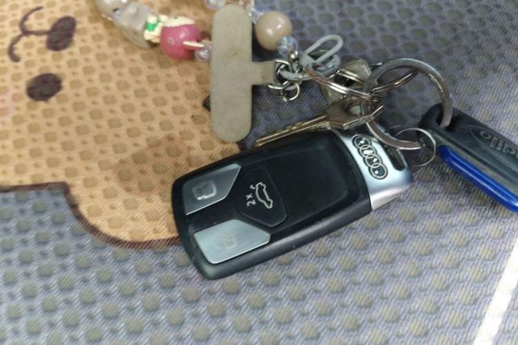 Used Audi Q5L 2022 40T Fashionable and Elegant Model Vehicle Key