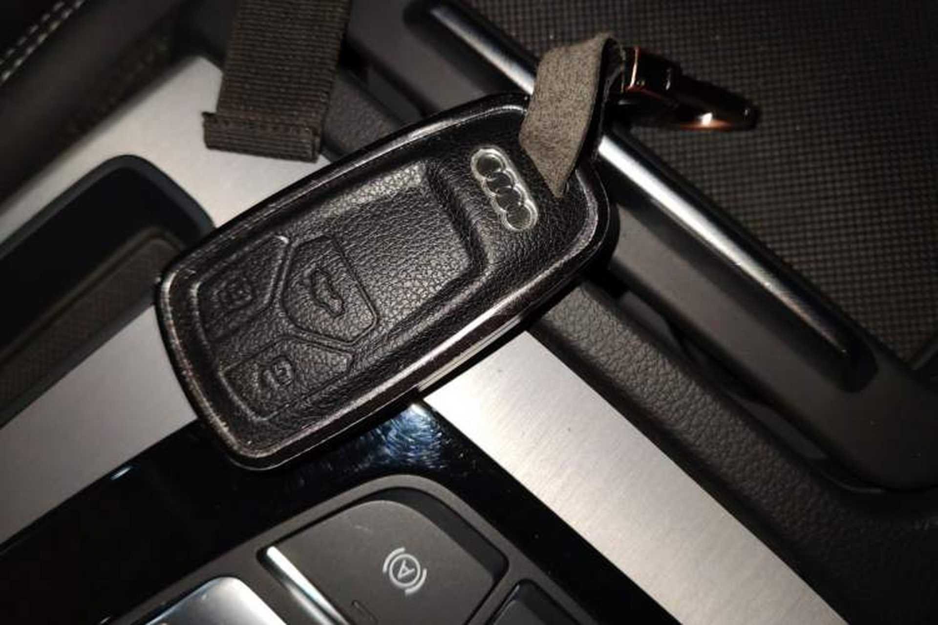 Used Audi Q5L 2022 40T Fashionable and Dynamic Model Vehicle Key