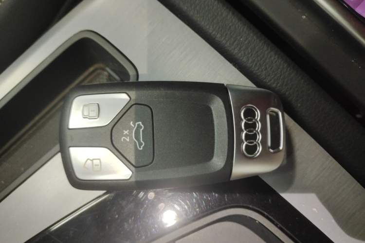 Used Audi Q5L 2022 40T Fashionable and Dynamic Model Vehicle Key