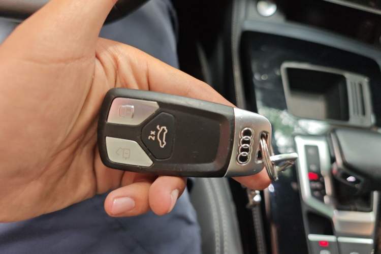 Used Audi Q5L 2022 40T Fashionable and Dynamic Model Vehicle Key