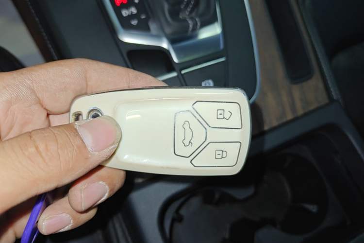 Used Audi Q5L 2022 Updated Version 40T Luxury Elegant Edition Vehicle Key