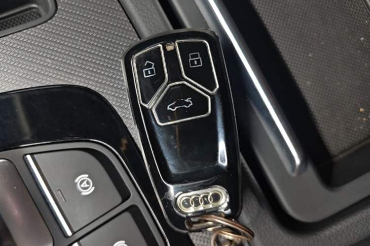 Used Audi Q5L 2022 40T Fashionable and Dynamic Model Vehicle Key