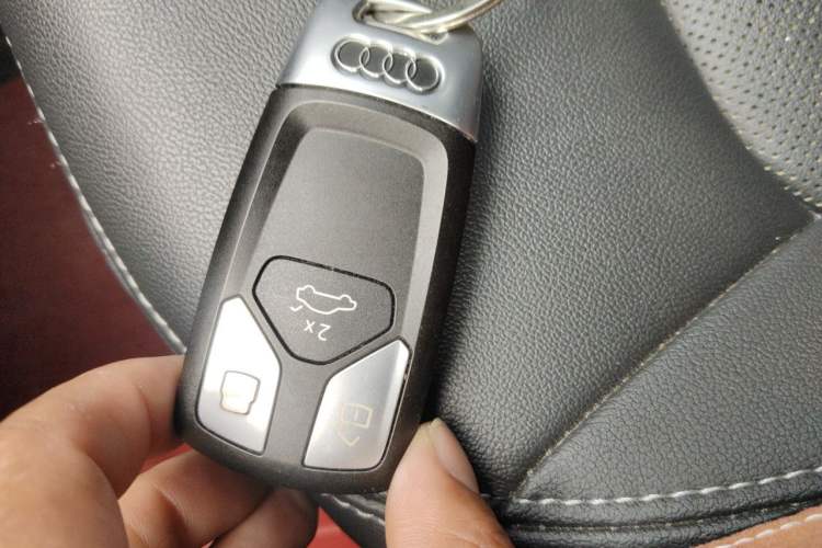 Used Audi Q5L 2022 40T Luxury Elegant Model Vehicle Key