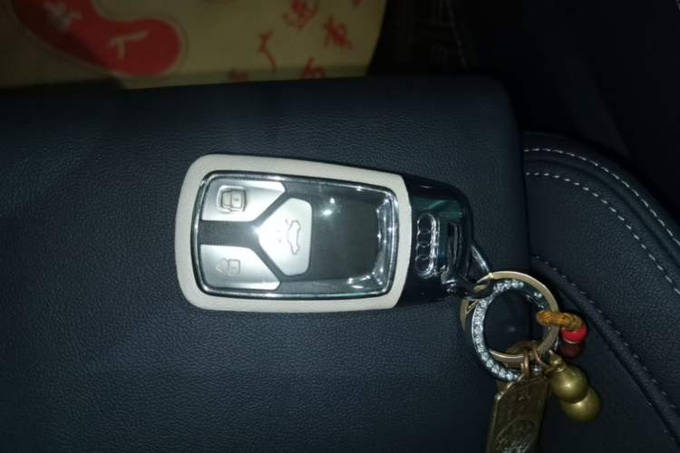Used Audi Q5L 2022 40T Fashionable and Elegant Model Vehicle Key