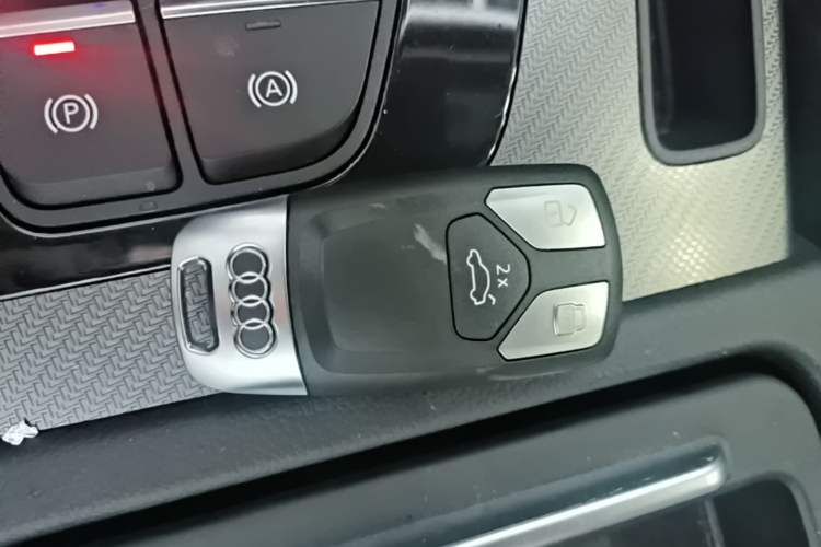 Used Audi Q5L 2022 40T Luxury Dynamic Model Vehicle Key