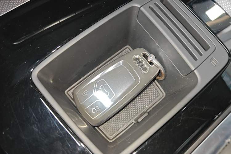 Used Audi Q5L 2022 40T Fashionable and Dynamic Model Vehicle Key
