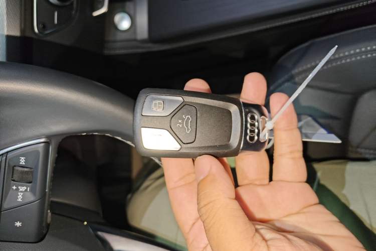 Used Audi Q5L 2022 40T Fashionable and Elegant Model Vehicle Key