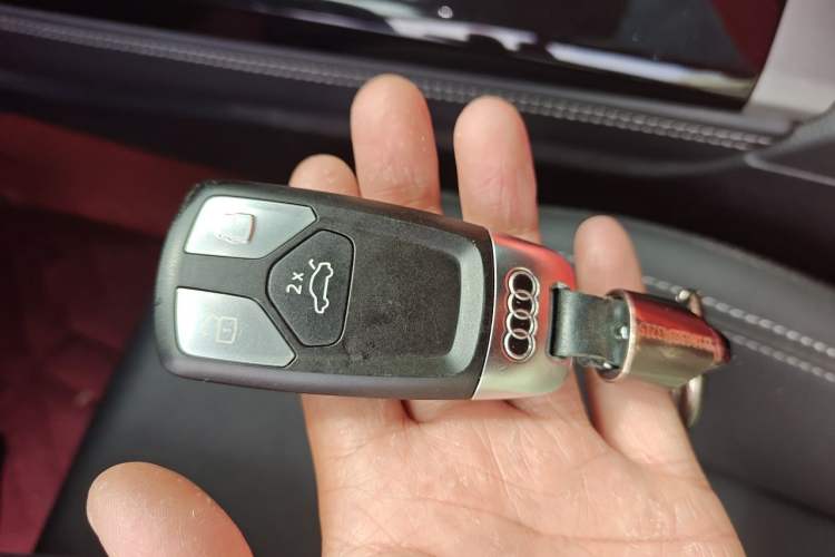 Used Audi Q5L 2022 40T Fashionable and Dynamic Model Vehicle Key