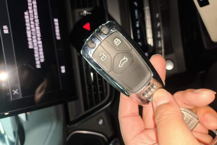 Used Audi Q5L 2022 Updated Version 40T Luxury Elegant Edition Vehicle Key