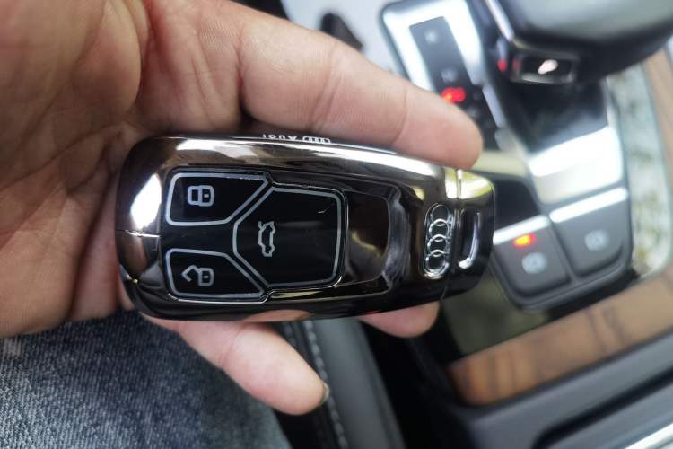 Used Audi Q5L 2022 40T Fashionable and Dynamic Model Vehicle Key