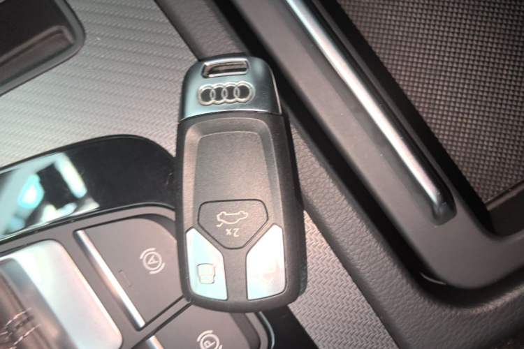 Used Audi Q5L 2022 40T Luxury Dynamic Model Vehicle Key