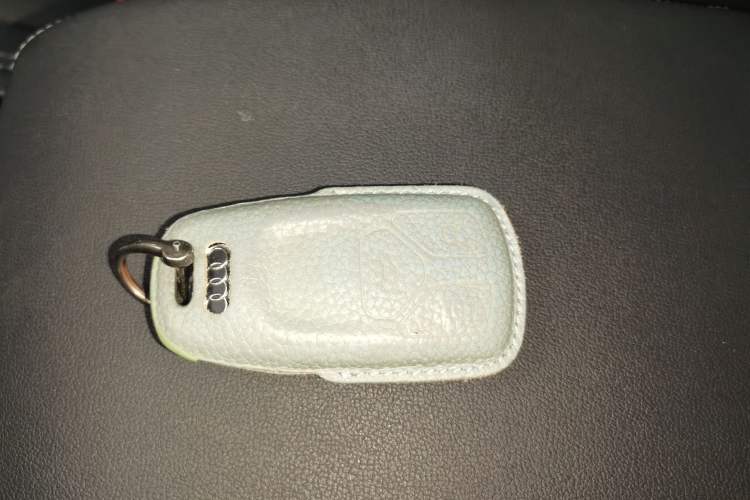 Used Audi Q5L 2022 40T Fashionable and Elegant Model Vehicle Key