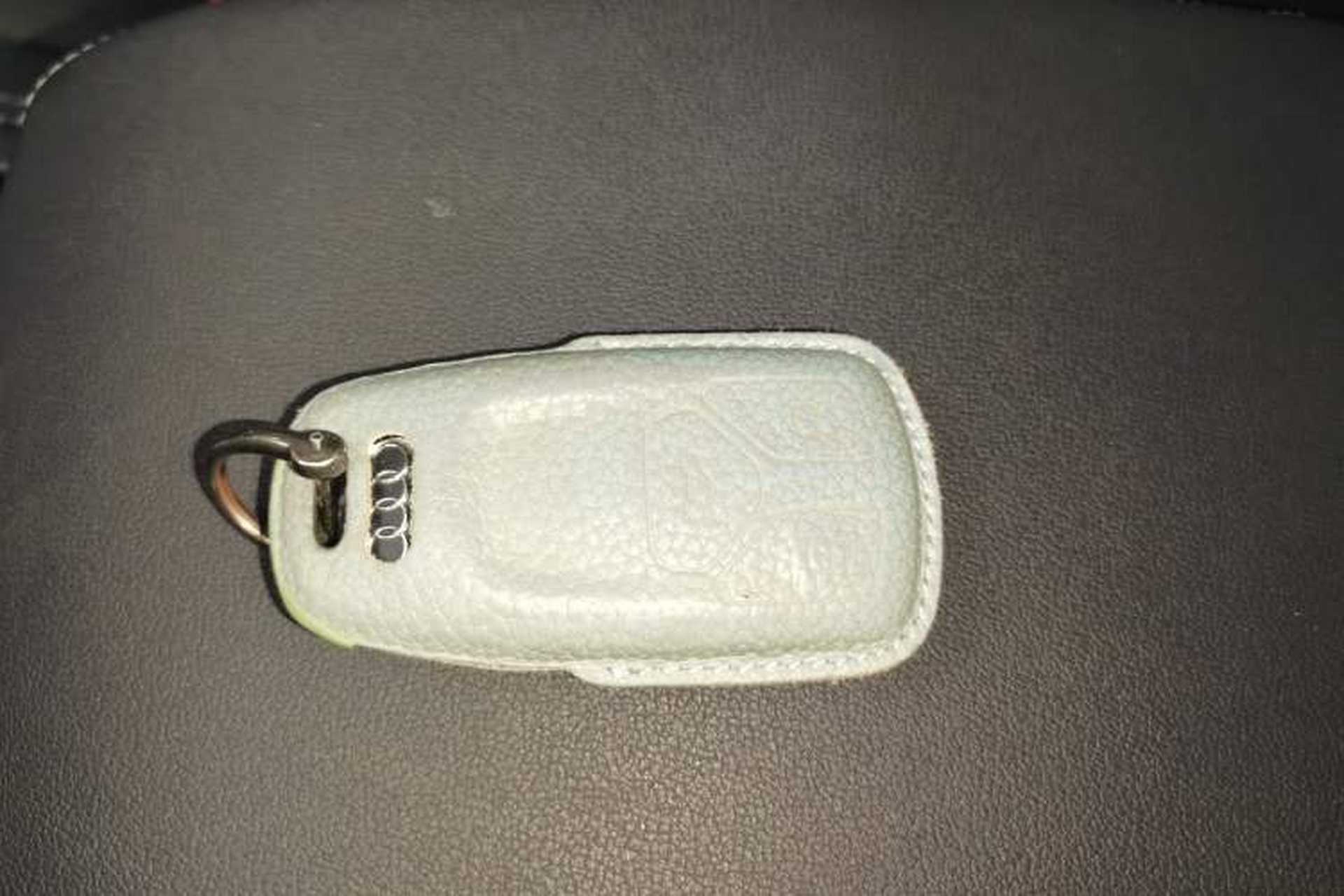 Used Audi Q5L 2022 40T Fashionable and Elegant Model Vehicle Key