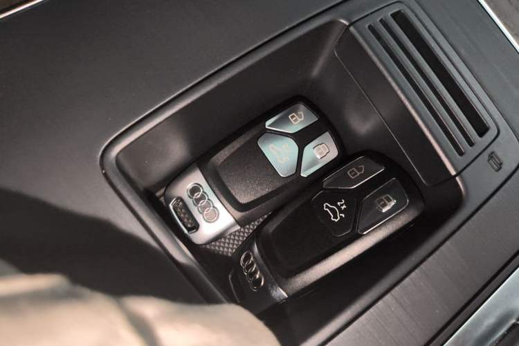 Used Audi Q5L 2022 40T Luxury Elegant Model Vehicle Key