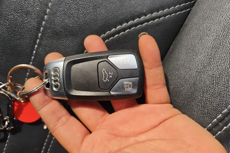Used Audi Q5L 2022 Updated Version 40T Luxury Elegant Edition Vehicle Key