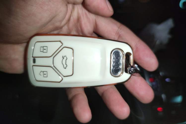 Used Audi Q5L 2022 40T Fashionable and Elegant Model Vehicle Key