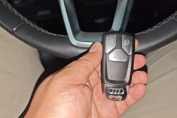 Used Audi Q5L 2022 40T Luxury Elegant Model Vehicle Key