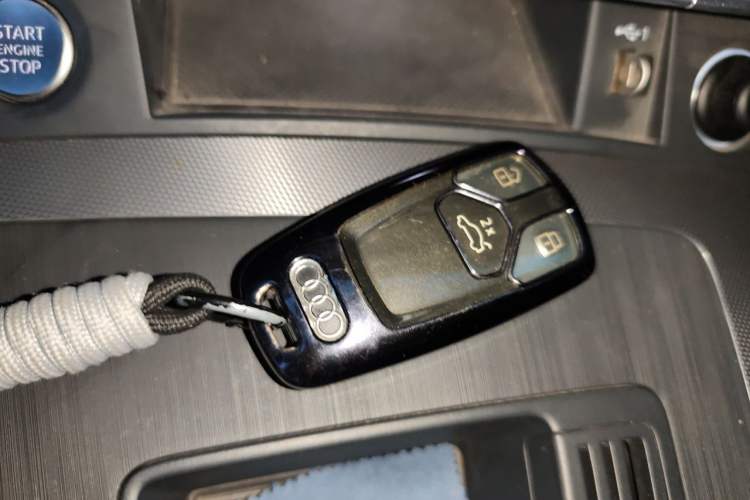 Used Audi Q5L 2022 40T Fashionable and Elegant Model Vehicle Key