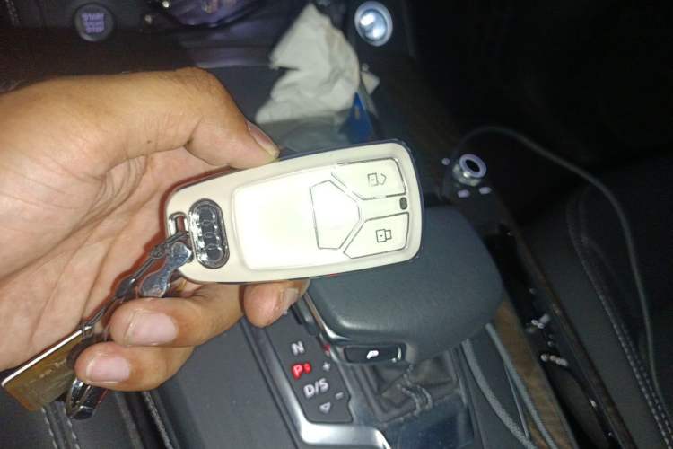 Used Audi Q5L 2022 40T Fashionable and Elegant Model Vehicle Key