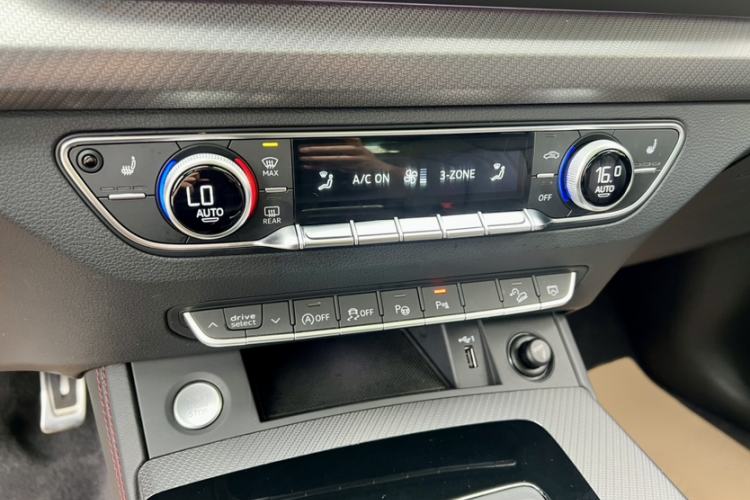 Used Audi Q5L 2022 40T RS Package Performance Model Interior 6