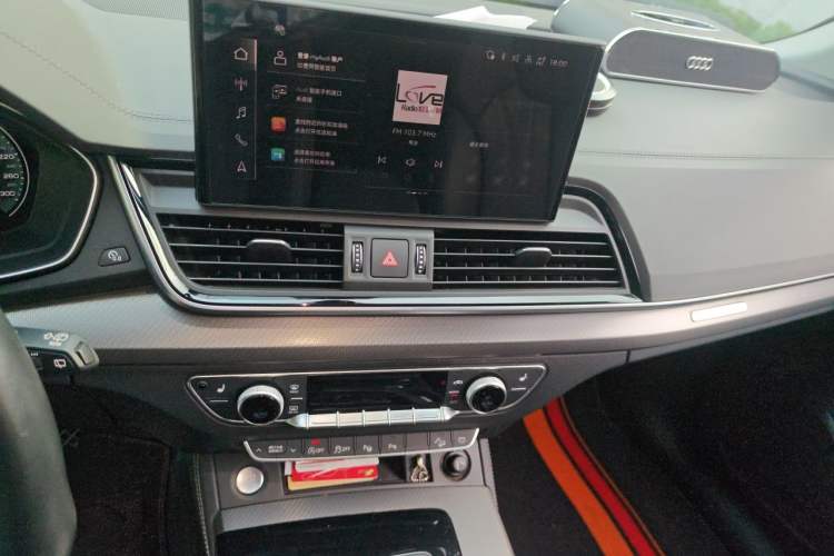 Used Audi Q5L 2022 40T Fashionable and Elegant Model Audio And AC Panel