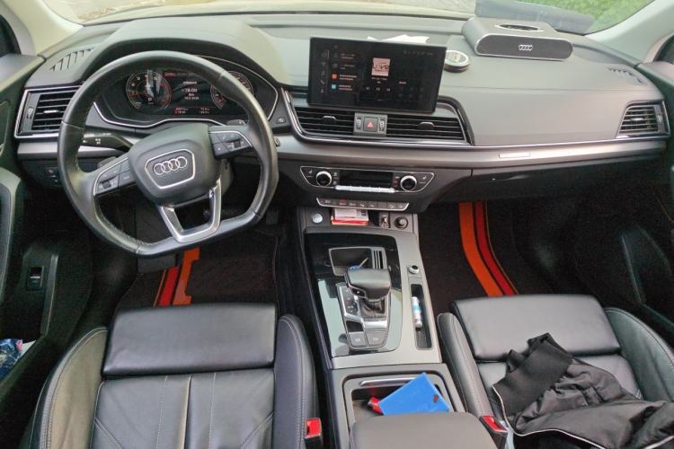 Used Audi Q5L 2022 40T Fashionable and Elegant Model Center Console