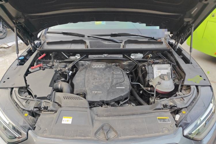 Used Audi Q5L 2022 40T Fashionable and Elegant Model Engine Bay