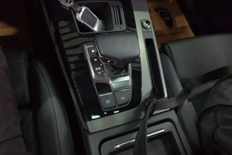 Used Audi Q5L 2022 40T Fashionable and Dynamic Model Gear Lever