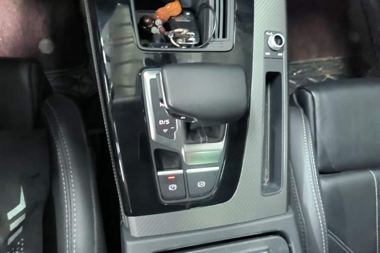 Used Audi Q5L 2022 40T Luxury Dynamic Model Gear Lever