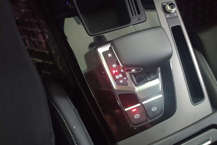 Used Audi Q5L 2022 40T Luxury Dynamic Model Gear Lever