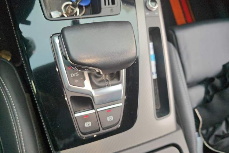 Used Audi Q5L 2022 40T Fashionable and Elegant Model Gear Lever