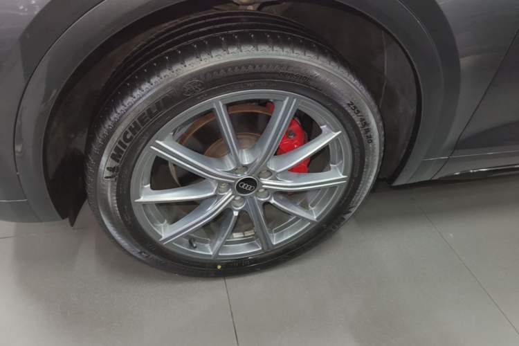 Used Audi Q5L 2022 40T Fashionable and Dynamic Model Left Front Wheel Hub