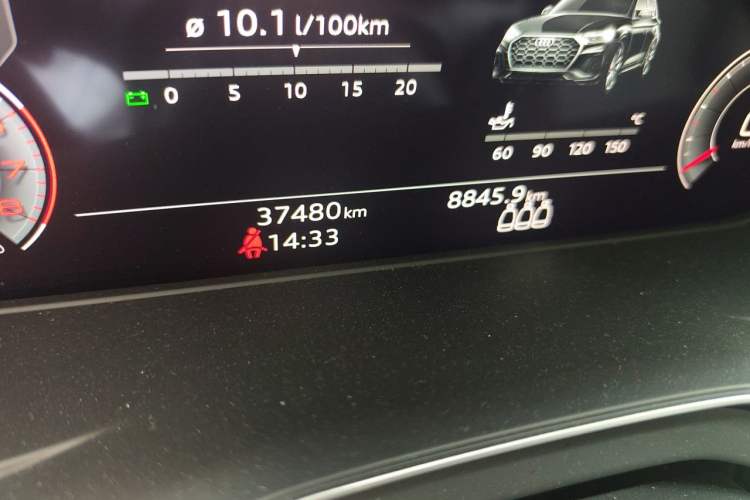 Used Audi Q5L 2022 40T Luxury Dynamic Model Odometer Close Up