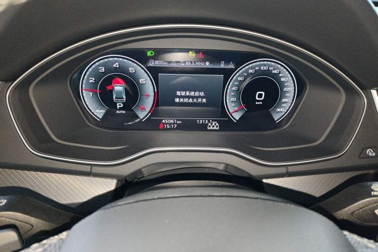 Used Audi Q5L 2022 45T Luxury Dynamic Model Odometer Close Up