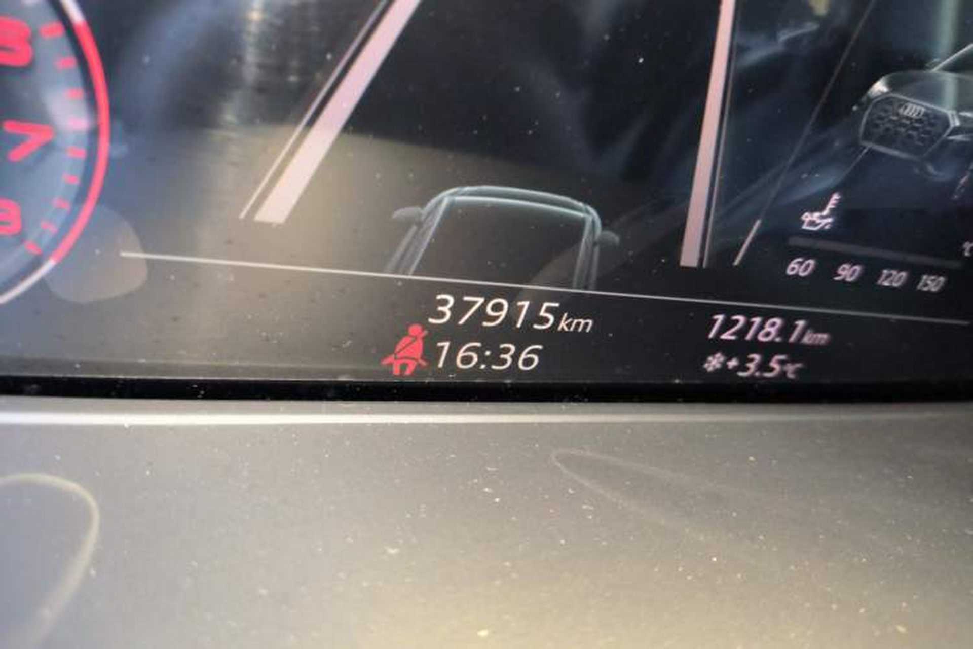 Used Audi Q5L 2022 40T Luxury Dynamic Model Odometer Close Up