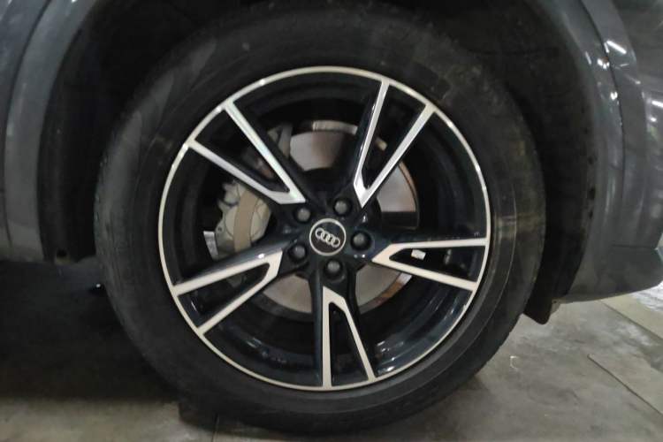Used Audi Q5L 2022 40T Fashionable and Dynamic Model Right Front Wheel Hub