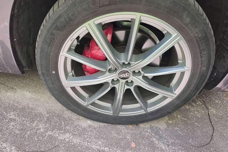 Used Audi Q5L 2022 40T Fashionable and Dynamic Model Right Front Wheel Hub