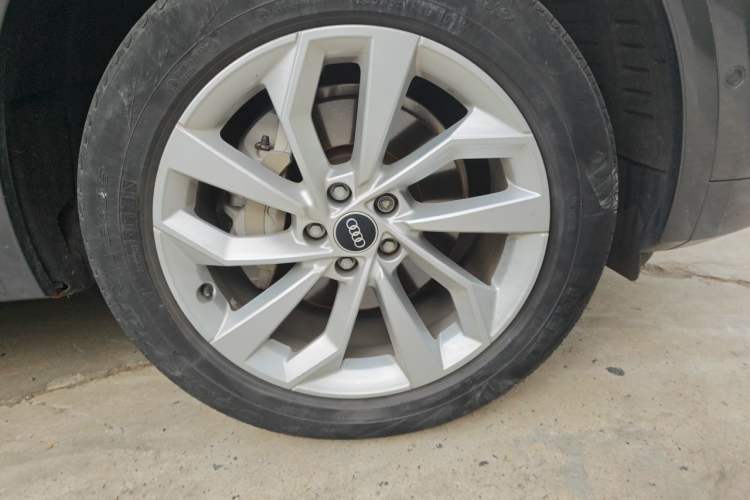 Used Audi Q5L 2022 40T Fashionable and Elegant Model Right Front Wheel Hub