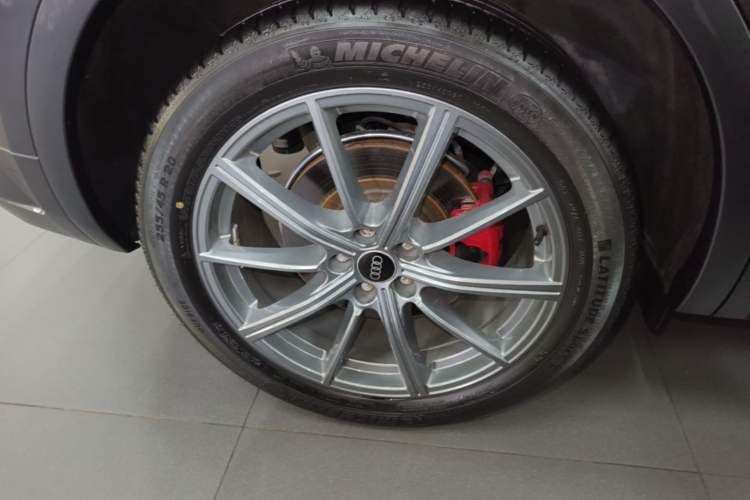 Used Audi Q5L 2022 40T Fashionable and Dynamic Model Right Rear Wheel Hub