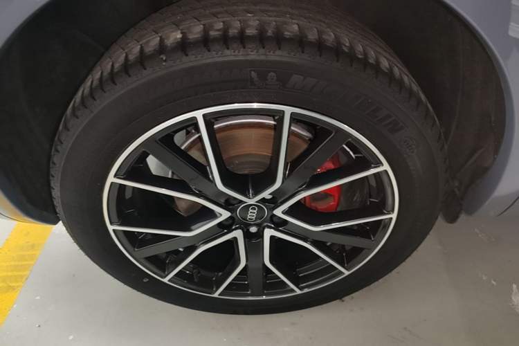 Used Audi Q5L 2022 40T RS Package Performance Model Right Rear Wheel Hub