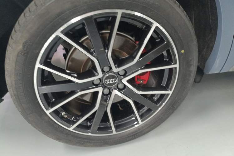 Used Audi Q5L 2022 40T RS Package Performance Model Right Rear Wheel Hub