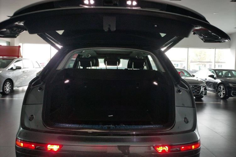 Used Audi Q5L 2022 40T Fashionable and Dynamic Model Trunk