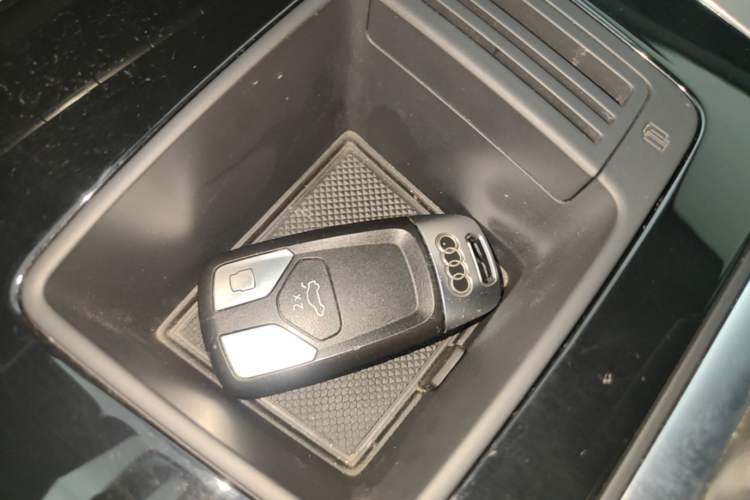 Used Audi Q5L 2022 40T Fashionable and Dynamic Model Vehicle Key