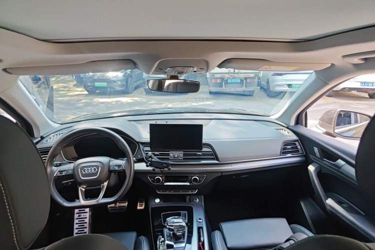 Used Audi Q5L 2022 40T Fashionable and Dynamic Model Center Console