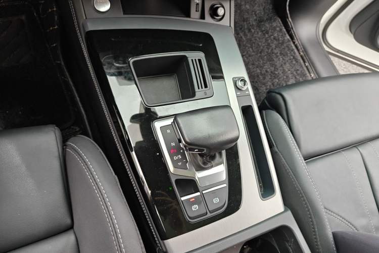Used Audi Q5L 2022 40T Fashionable and Dynamic Model Gear Lever