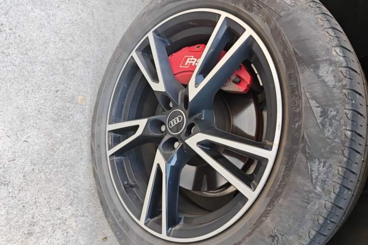 Used Audi Q5L 2022 40T Fashionable and Dynamic Model Right Front Wheel Hub
