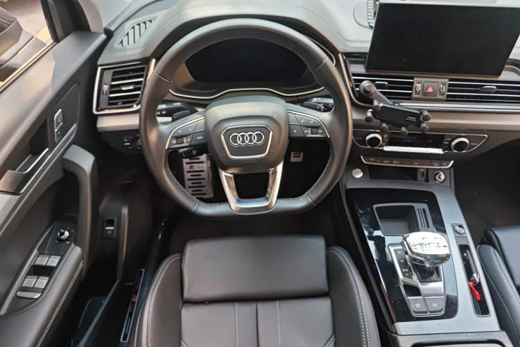 Used Audi Q5L 2022 40T Fashionable and Dynamic Model Steering Wheel