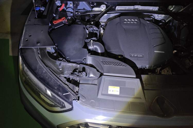 Used Audi Q5L 2022 40T RS Package Performance Model Engine Bay Right